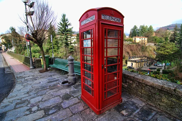 Röd telefonkiosk, barga, Italien — Stockfoto