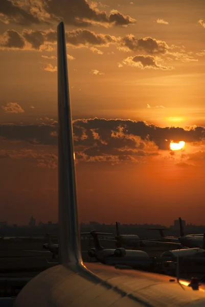 在机场，美国日落 — 图库照片