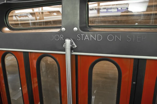 Двери поезда метро Торонто закрываются — стоковое фото