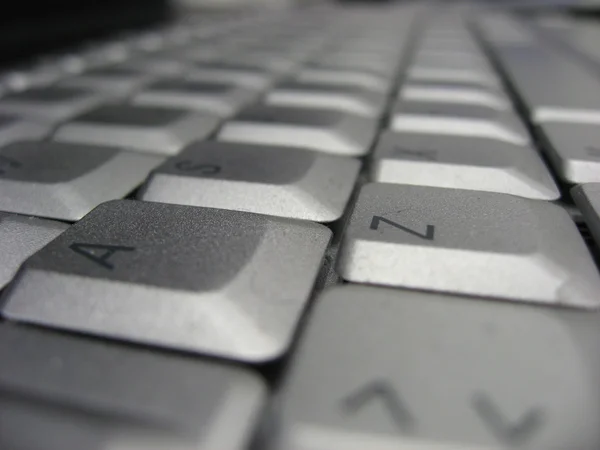 Клавиатура в компьютерной лаборатории — стоковое фото