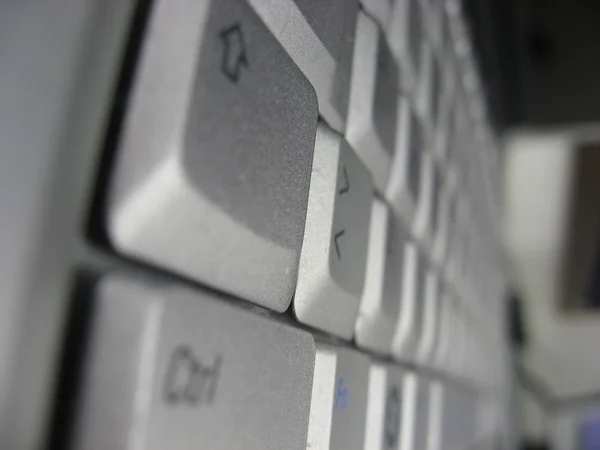 Клавиатура в компьютерной лаборатории — стоковое фото