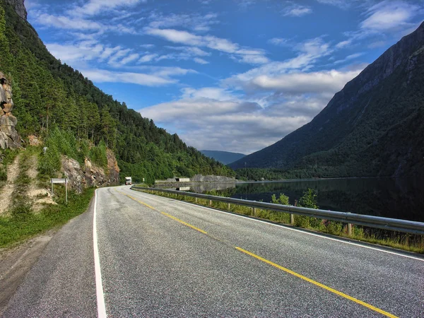 Noorwegen platteland tijdens de zomer — Stockfoto