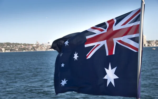 澳大利亚国旗在悉尼湾 — 图库照片