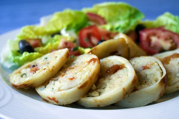 Tintenfisch gefüllt mit Reis und griechischem Salat — Stockfoto