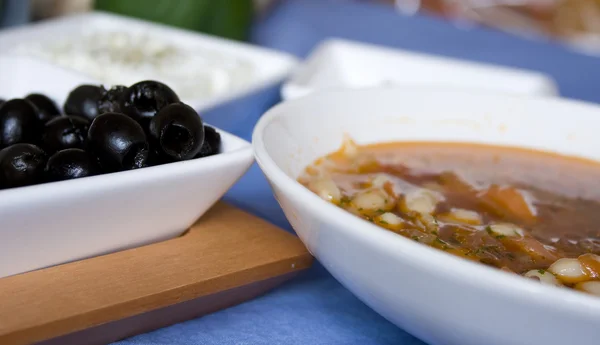 Beyaz peynir ve zeytin ile Yunan fasulye çorbası — Stok fotoğraf