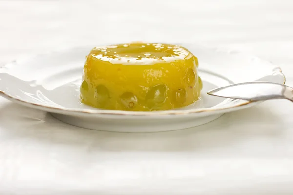 Помаранчевий желатиновий десерт з виноградом — стокове фото