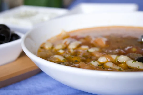 Řecká fazolová polévka s feta a olivy Royalty Free Stock Obrázky