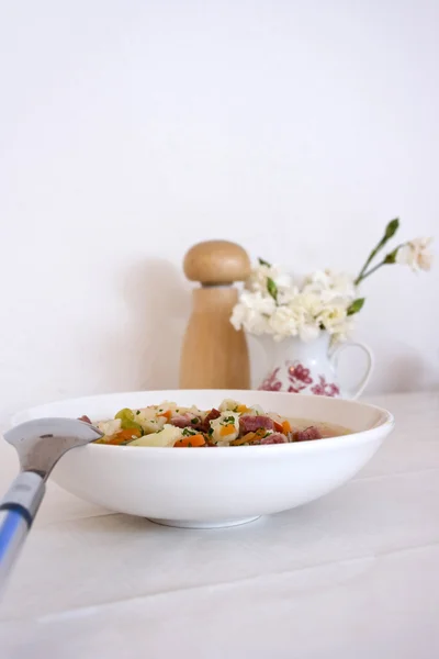 Zeleninová polévka se šunkou — Stock fotografie