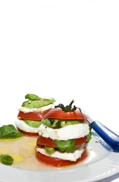 Ντομάτα μοτσαρέλα σαλάτα με αβοκάντο — Φωτογραφία Αρχείου