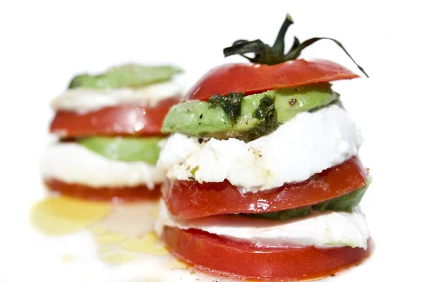 Ντομάτα μοτσαρέλα σαλάτα με αβοκάντο — Φωτογραφία Αρχείου