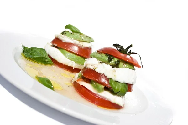 Tomat mozzarella sallad med avokado — Stockfoto