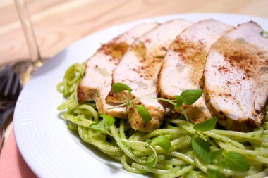 et rosto ve spagetti pesto ile