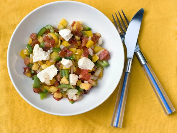 Персиковый салат с фета и помидоры — стоковое фото