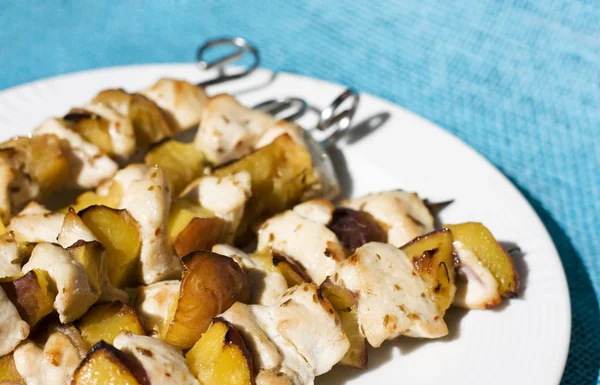 Chicken skewers with peaches — Stock Photo, Image