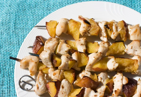 Chicken skewers with peaches — Stock Photo, Image