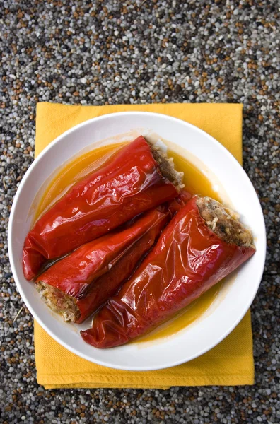 Κόκκινες πιπεριές γεμιστές με βάση το κρέας — Φωτογραφία Αρχείου