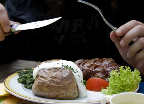 Comer bife com batata e espargos — Fotografia de Stock