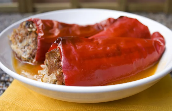 Κόκκινες πιπεριές γεμιστές με βάση το κρέας Εικόνα Αρχείου