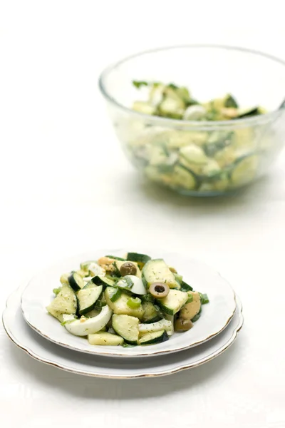 Zucchini sallad med ägg och Oliver — Stockfoto