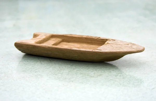 Velho barco de brinquedo de madeira — Fotografia de Stock