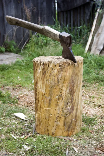 Сокира в дерев'яному пні — стокове фото