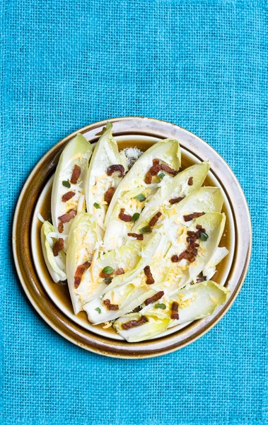Салат из цикория с беконом — стоковое фото