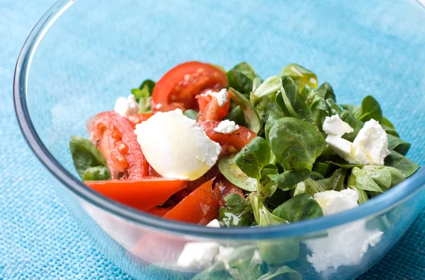 Corn salad with tomato and goat cheese — Stock Photo, Image