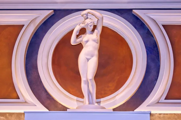 Nackte klassische weibliche Statue — Stockfoto