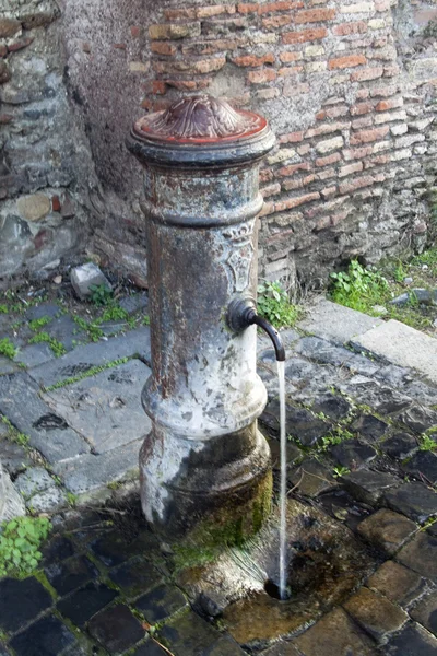 Romerska dricksvattenfontän — Stockfoto