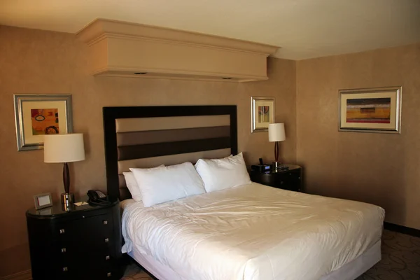 Het hotelbed — Stockfoto