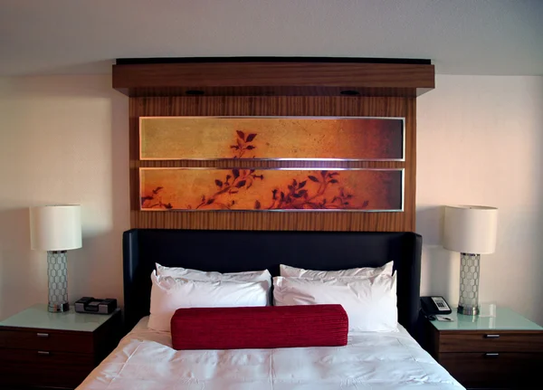 Het hotelbed — Stockfoto