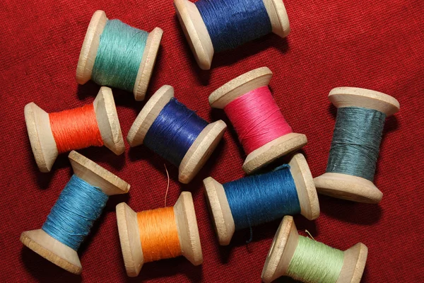 Bobine colorate di filo — Foto Stock