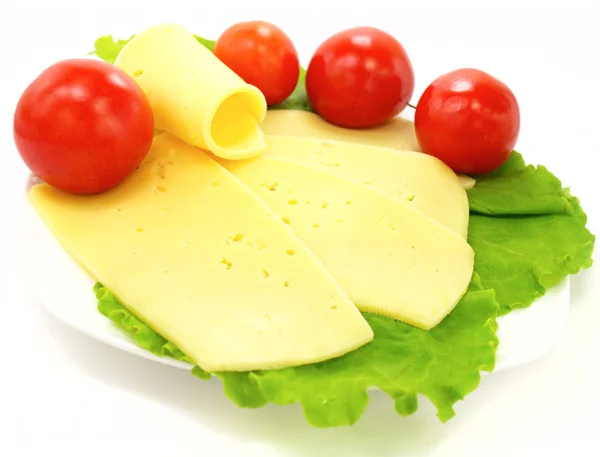 Сыр, помидоры и салат на тарелке — стоковое фото