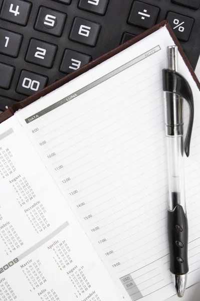 Calculadora, caneta e caderno — Fotografia de Stock