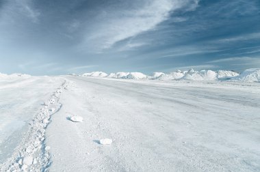 Beyaz tuşlardan mavi manzara