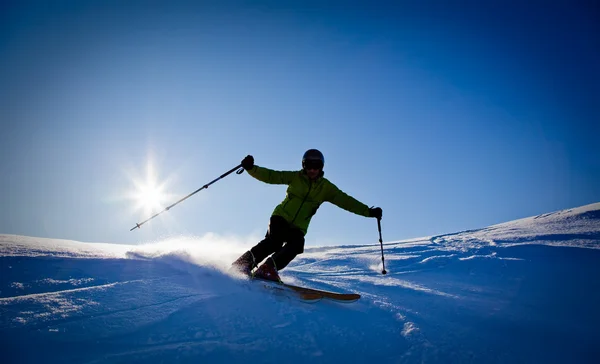 Фрирайд-лыжник — стоковое фото