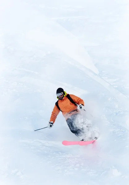 Skieur freeride dans la neige poudreuse — Photo