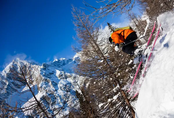 Skifahrer in der Luft — Stockfoto