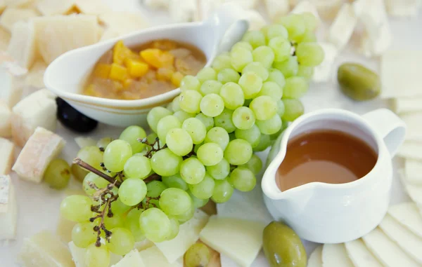 Cheese plate with grapes — Stock Photo, Image