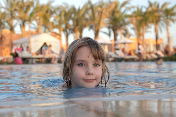 Liten flicka i pool — Stockfoto