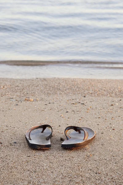 Обувь на песке — стоковое фото