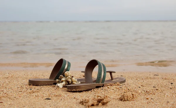 Scarpe sulla sabbia — Foto Stock