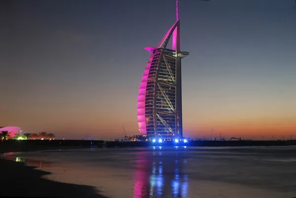Burj Al Arab punto di riferimento dopo il tramonto — Foto Stock