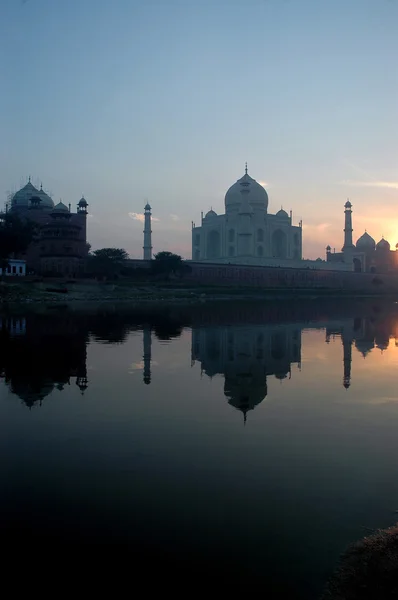 Taj Mahal saat matahari terbenam — Stok Foto