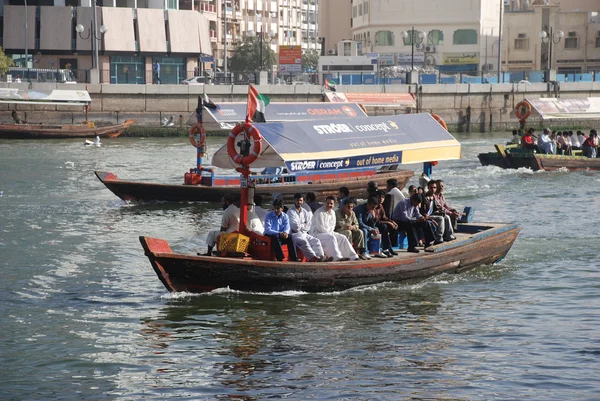 渡轮在迪拜河 — 图库照片