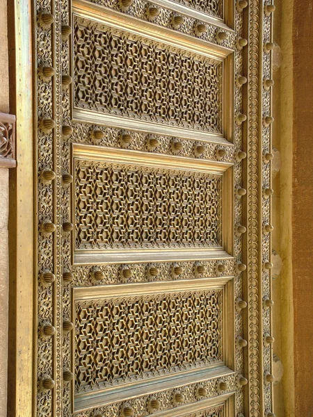 在斋浦尔，拉贾斯坦邦印度黄铜门 — 图库照片
