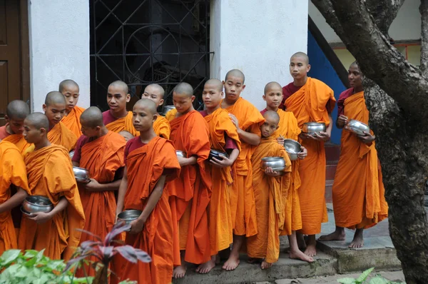 Communauté de Bouddha, attendant le déjeuner — Photo