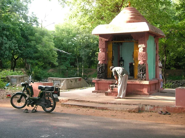 路边的印度教寺庙 — 图库照片