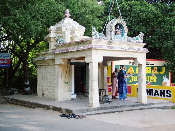 Langs de weg Hindoeïstische tempel — Stockfoto