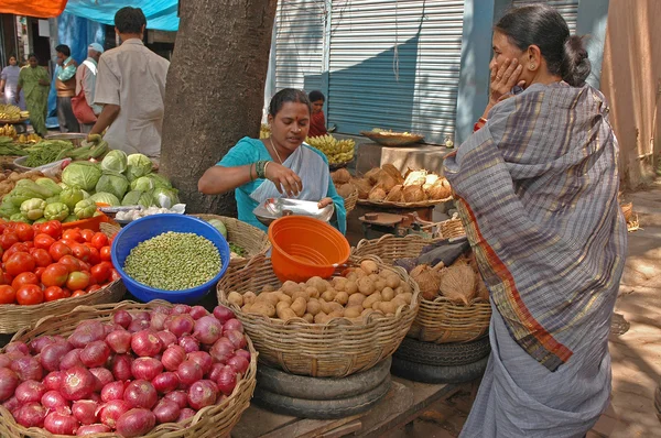Mercado de verduras junto a la carretera — Foto de Stock